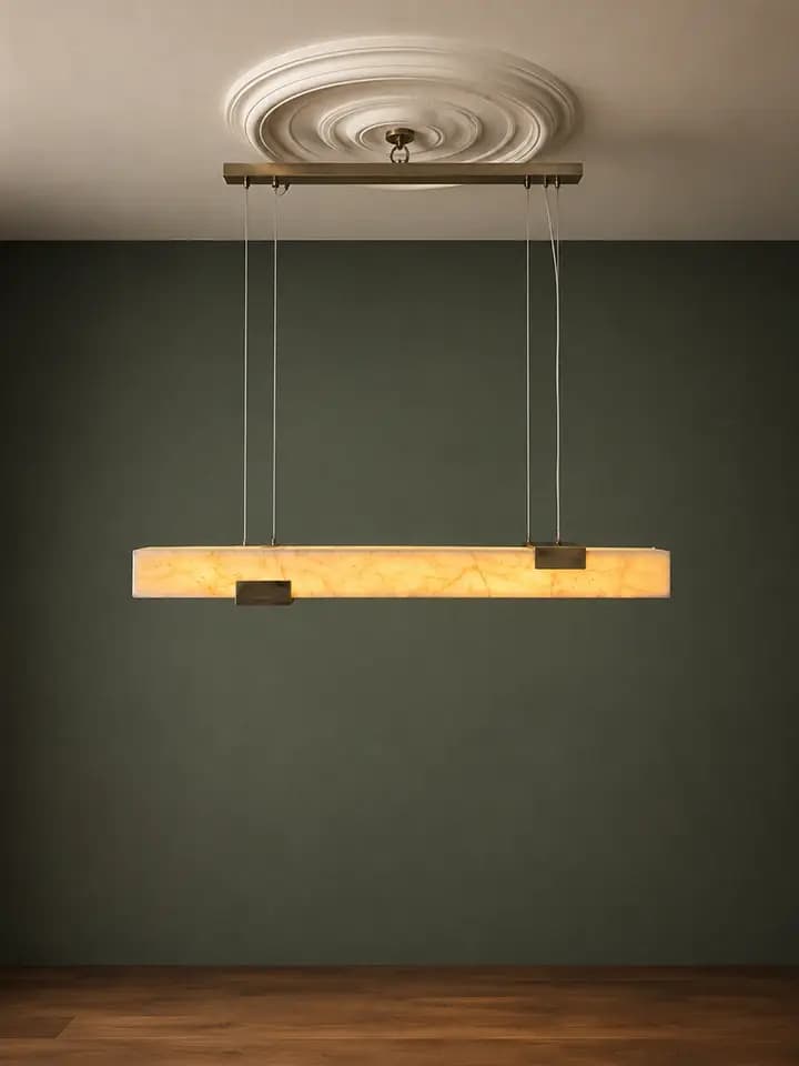 Belloria Mermer Sarkıt 100 X 150 CM - eskitme pirinç askı kirişinden çelik halatlarla asılan yarı saydam dikdörtgen mermer gövdeli lineer sarkıt