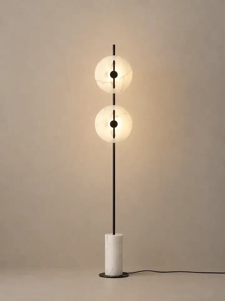 Esmira Mermer Lambader 35 X 170 CM - siyah metal kolon üzerinde iki yuvarlak mermer diskli lambader
