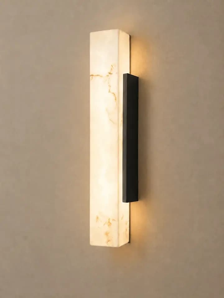 Orelia Mermer Aplik 60 X 12 CM - mat siyah metal gövde önünde ışığı içinden geçiren dikdörtgen mermer çubuk